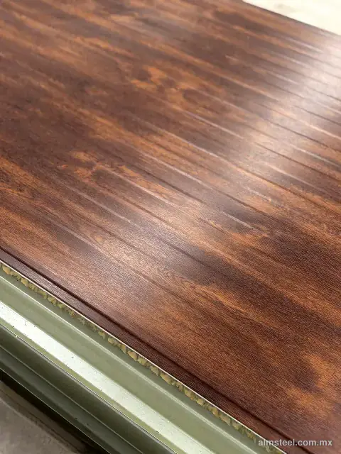 Panel con vista de madera y su núcleo aislante