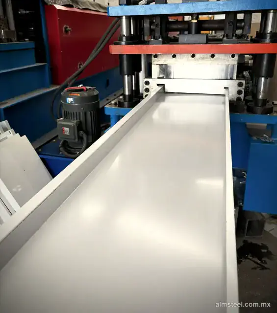 Plafón gasolinero saliendo de la roladora en la fábrica