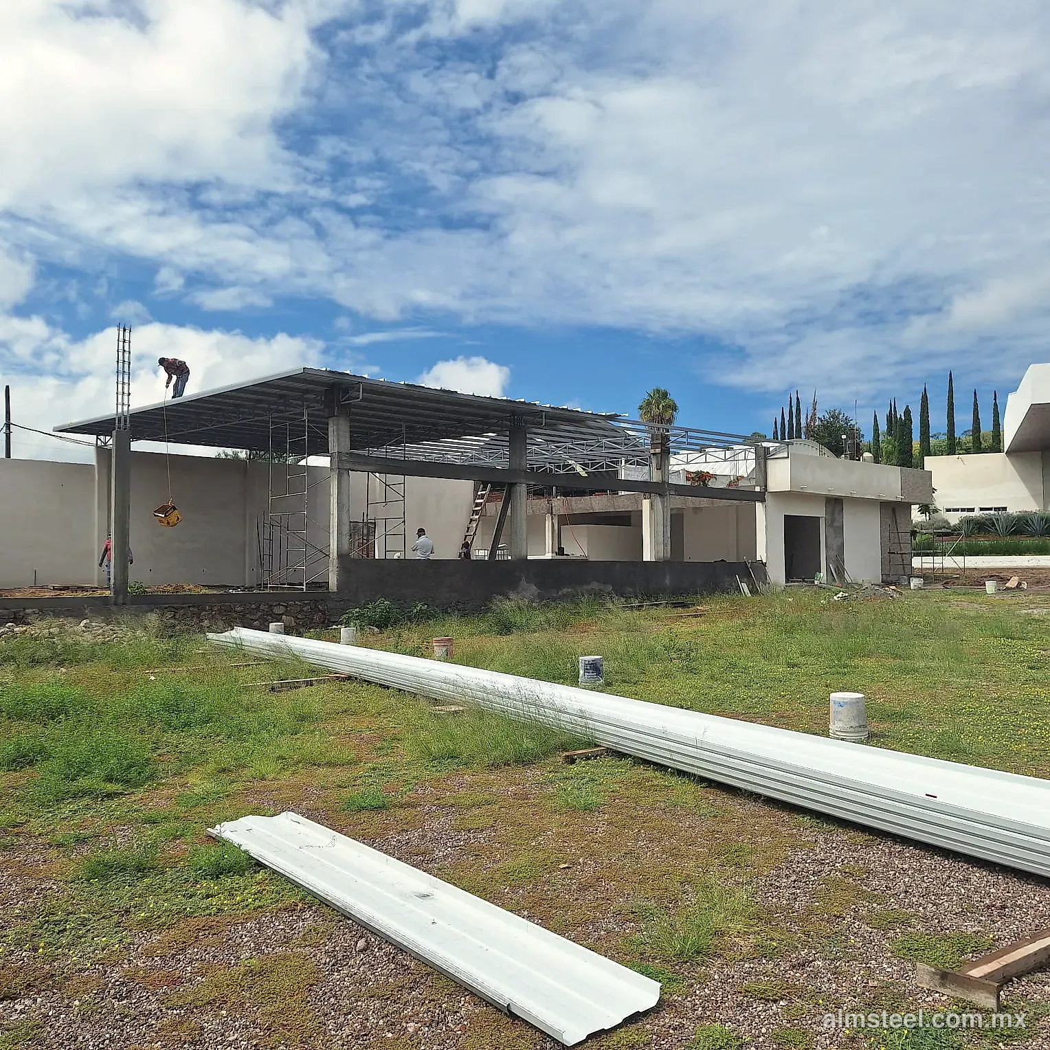 Cubierta de KR-18 en colocación, con láminas al largo sobre el terreno