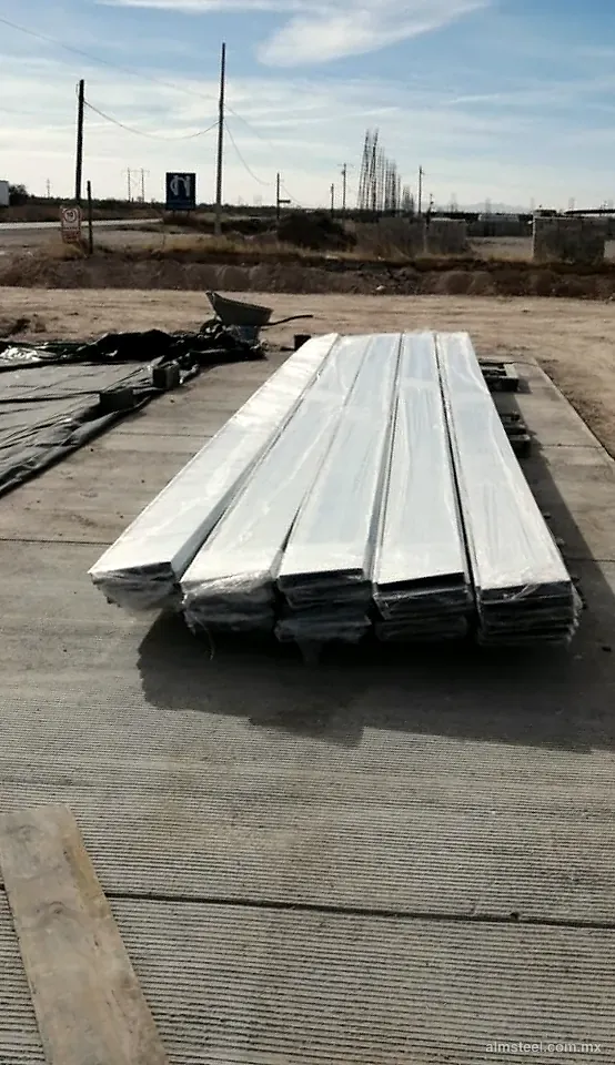 Plafón emplayado sobre el piso de concreto de la estación