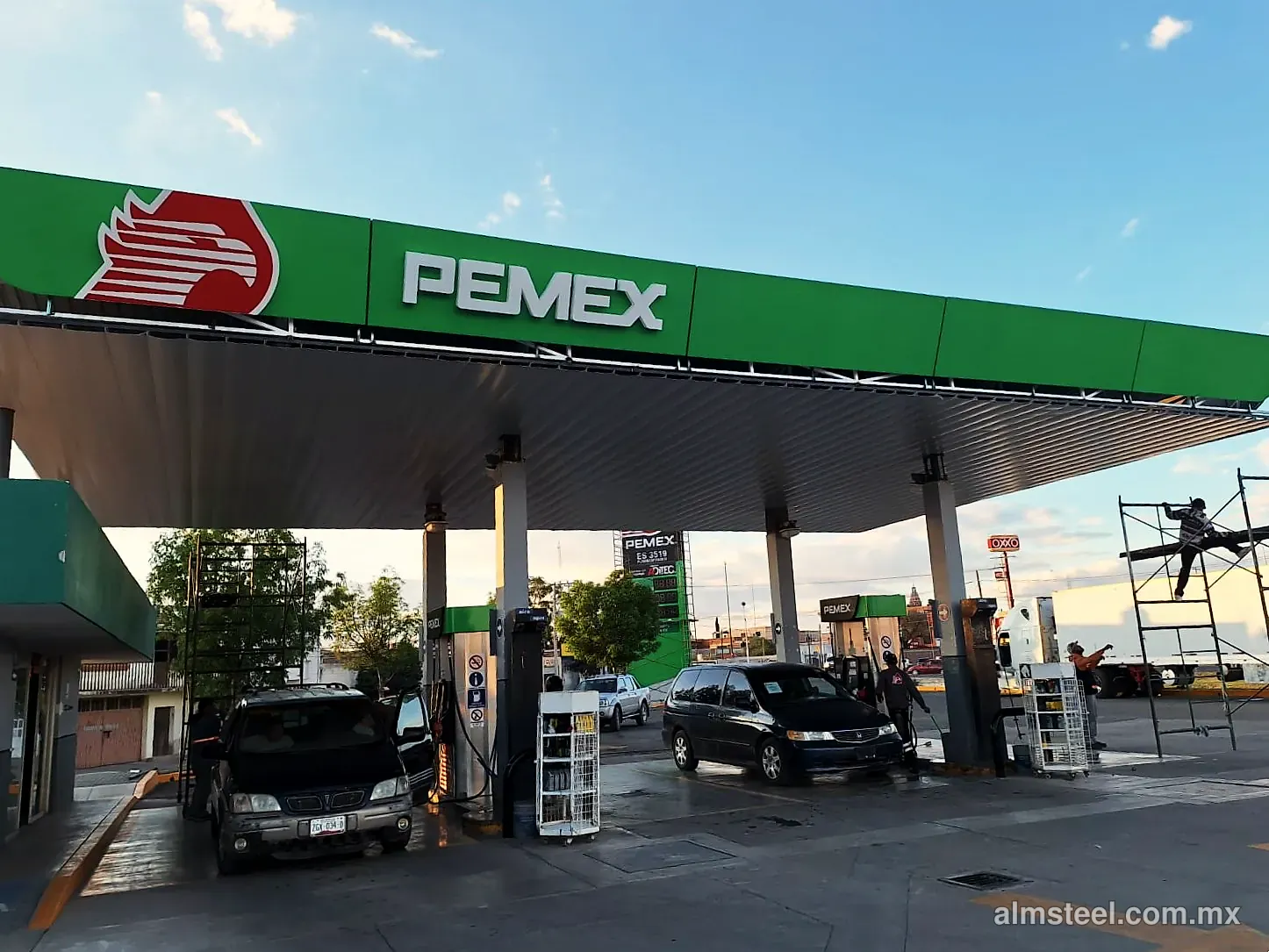 Techumbre con faldón verde y plafón, con la estación en operación