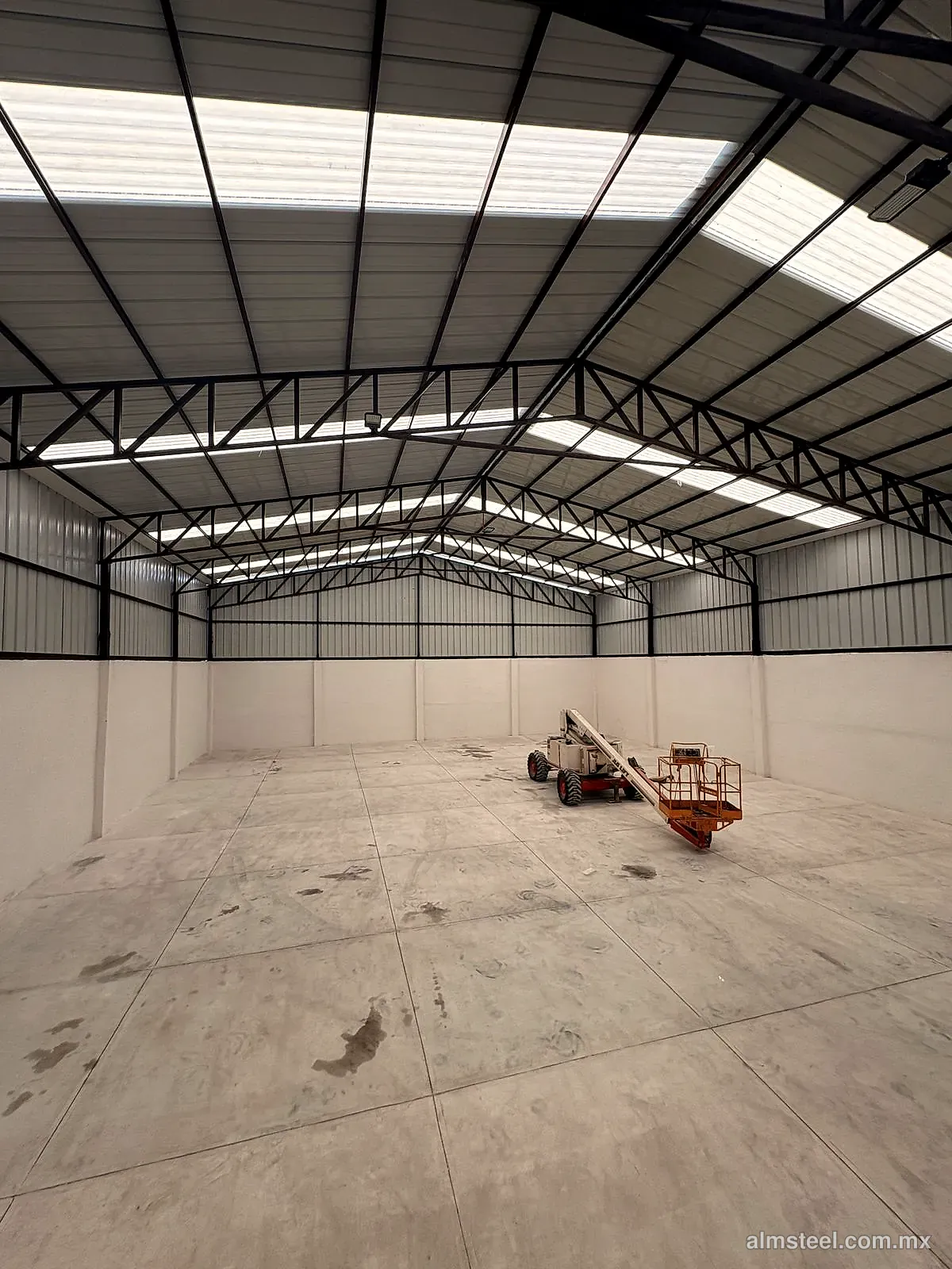 Interior terminado, con muros de lámina y tragaluces